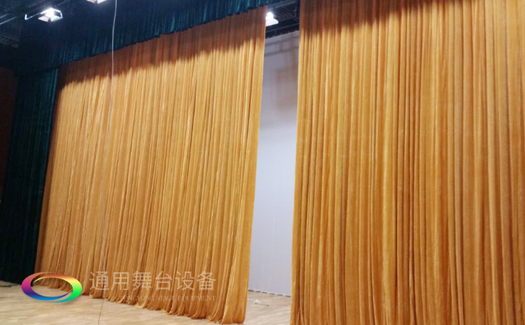 舞臺大幕舞臺阻燃幕布www.lvozo.com、二、三道幕等分割表演區域，移換場景不間斷