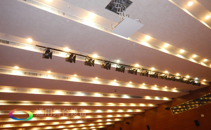 十余年銳意攀登，奮發圖強！舞臺幕布、機械等一站式選購供應商，舞臺機械、音響、燈光工程設計施工承包壹級資質——通用舞臺