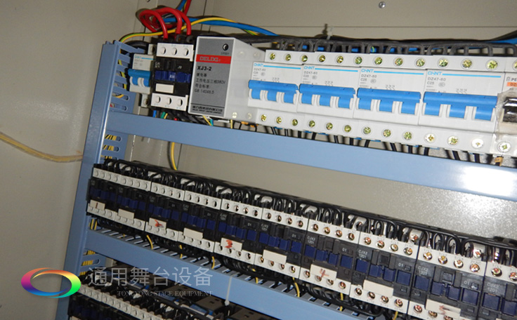 十余年銳意攀登，奮發圖強！舞臺幕布、機械等一站式選購供應商，舞臺機械、音響、燈光工程設計施工承包壹級資質——通用舞臺