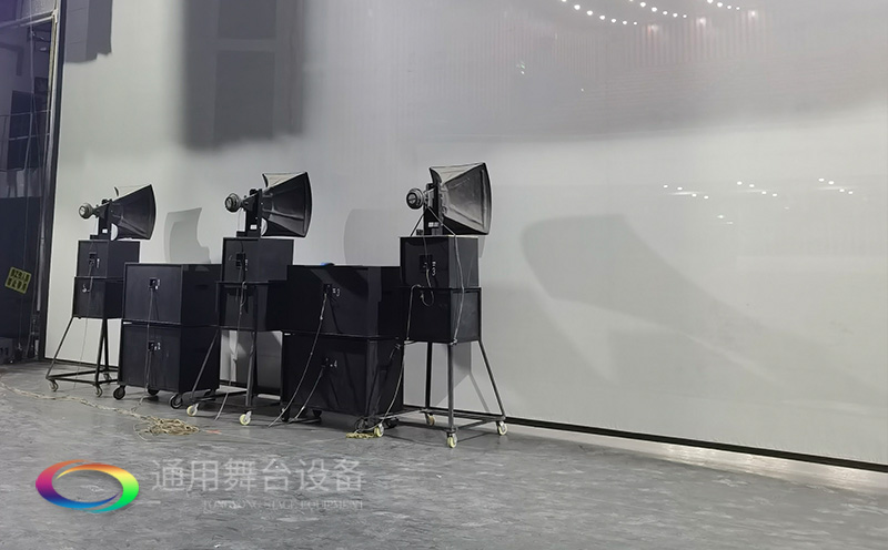 通用舞臺承建：南京曉莊學(xué)院報(bào)告廳舞臺項(xiàng)目（舞臺音響、舞臺燈光吊桿、舞臺幕布等）